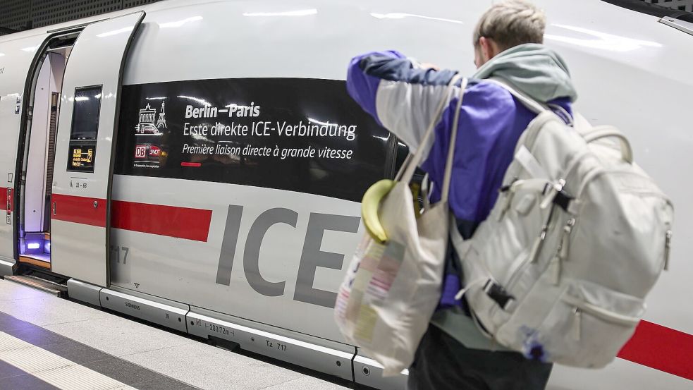 Eine Besonderheit, die auch von Reisenden fotografiert wird: der neue Direkt-ICE zwischen Berlin und Paris. Foto: Hannes P. Albert/dpa