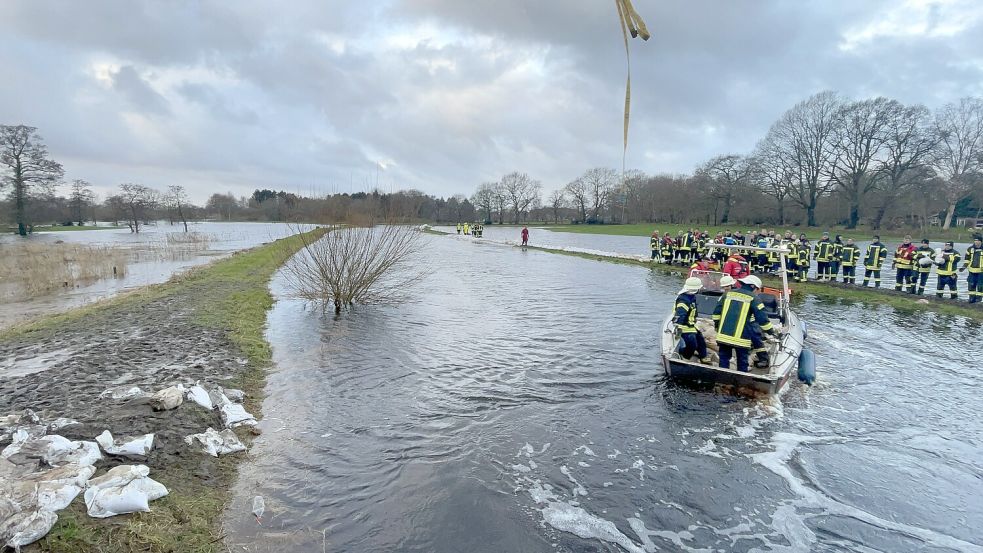 Mit vereinten Kräften wurde an Weihnachten in Langholt (Bild) und Hollen der Deich gesichert. Foto: Hellmers