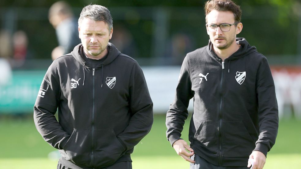 Bernd Grotlüschen (links) geht im Sommer in seine achte Trainer-Saison in Firrel. Ihm zur Seite steht dann weiterhin Julian Bennert. Foto: Doden/Emden