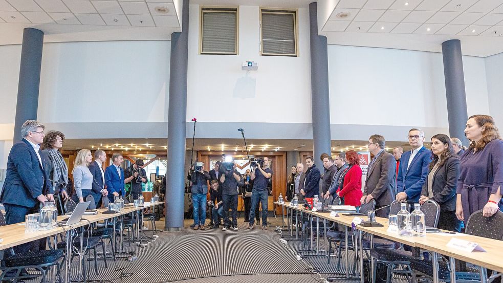 Seit Montag ringen Vertreter von VW und IG Metall um eine Einigung im Tarifstreit. (Archivbild) Foto: Moritz Frankenberg/dpa