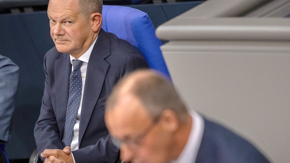 Schenken sich nichts: Noch-Kanzler Olaf Scholz (SPD) und Vielleicht-bald-schon-Kanzler Friedrich Merz (CDU). Foto: dpa/Michael Kappeler