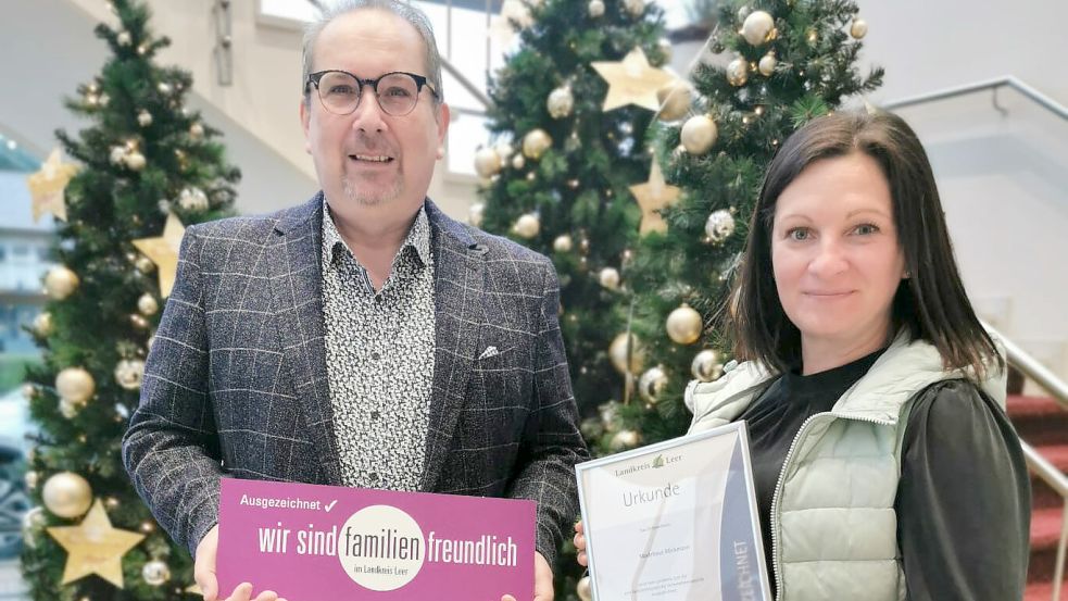 Die Filiale Rhauderfehn wurde kürzlich vom Landkreis Leer als familienfreundlicher Betrieb ausgezeichnet. Das Foto zeigt Andree Winkler und seine Frau Anastasia de Vries bei der Übergabe.