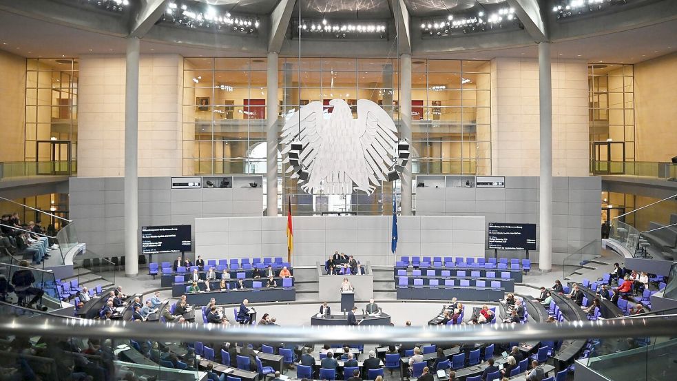 Auch wenn die Regierung geplatzt ist: Der Bundestag kann bis zur Neuwahl noch Gesetze beschließen. (Archivbild) Foto: Anna Ross/dpa