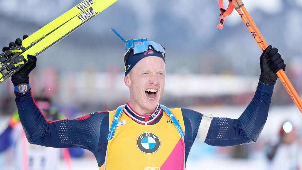 Auch Rekordweltmeister Johannes Thingnes Bö staunt über das schnelle Schießen seines jungen Teamkollegen. Foto: Matthias Schrader/AP/dpa