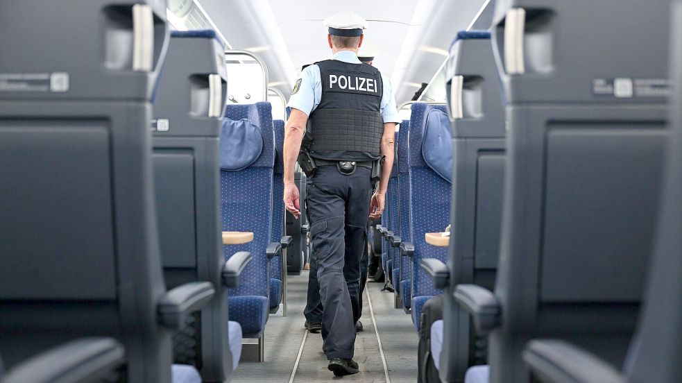 Die Bundespolizei ist immer wieder im Einsatz, wenn Fans auf Reisen gehen. Foto: Sven Hoppe/dpa