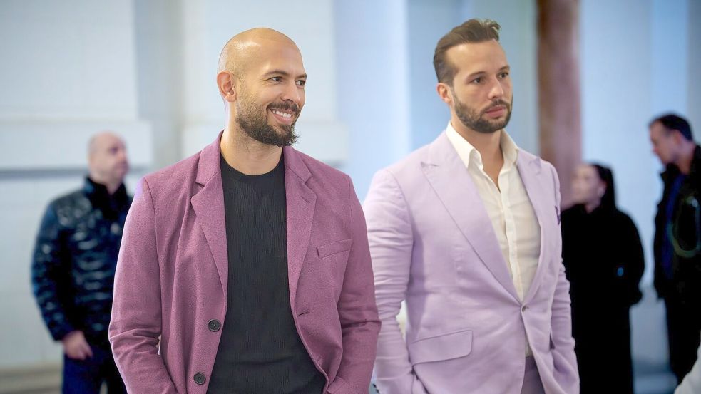 Gegen die Tate-Brüder Andrew (l.) und Tristan ist in Rumänien eine Ausreisesperre verhängt, solange dort Verfahren gegen sie laufen. (Archivbild) Foto: Vadim Ghirda/AP