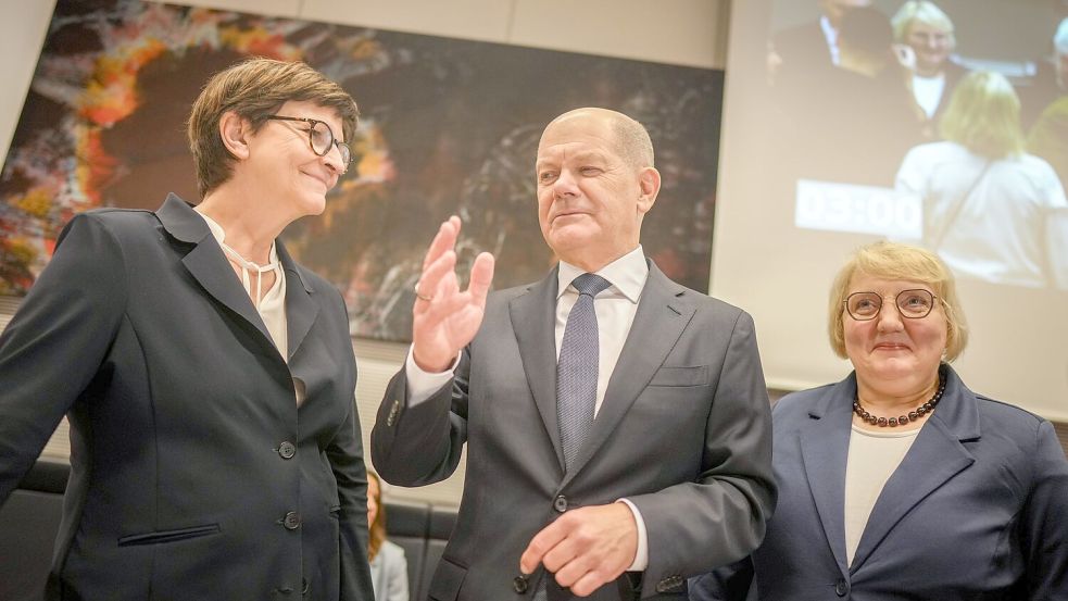 Nach der Abstimmung redeten SPD-Chefin Esken (links) und Kanzler Scholz dann doch noch miteinander. Foto: Kay Nietfeld/dpa