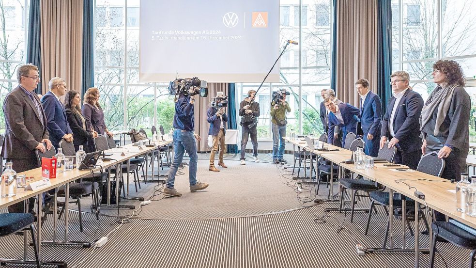 Zähe Verhandlungen: Bei VW geht die fünfte Tarifrunde in die Verlängerung. (Archivfoto) Foto: Moritz Frankenberg/dpa