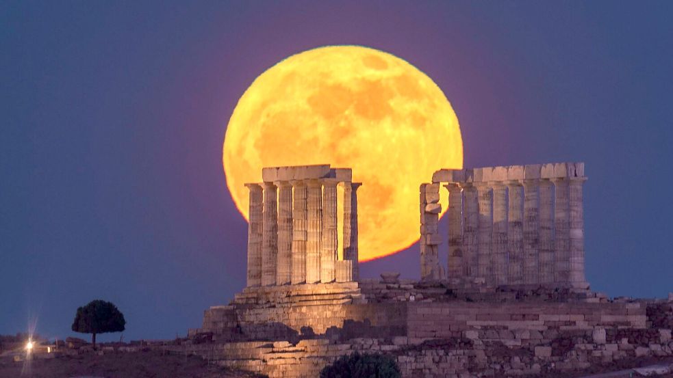 Die Gezeitenwirkung der Erde hat den Mond einst noch einmal kräftig aufgeheizt. (Archivbild) Foto: picture alliance/dpa/AP