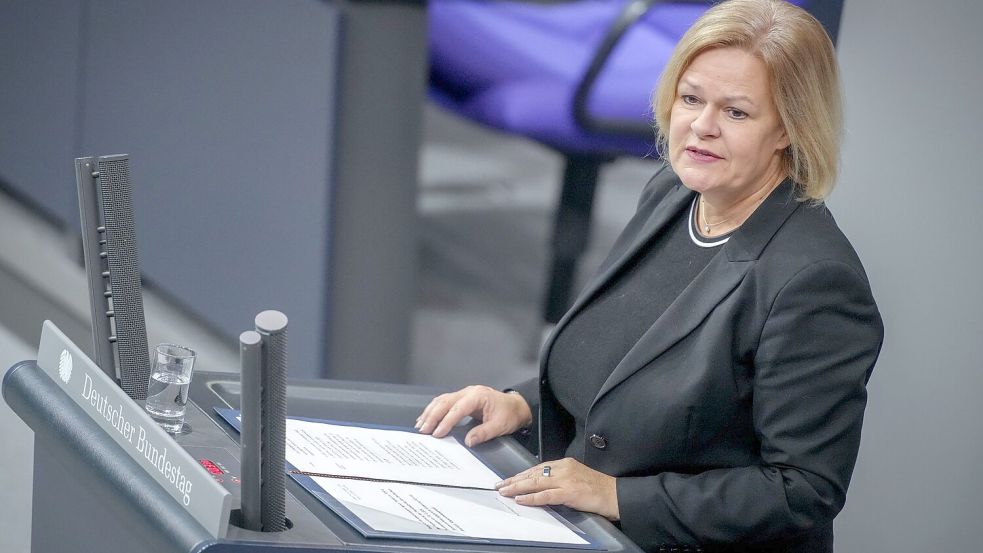 Bundesinnenministerin Nancy Faeser (SPD) sagt, das Bundesverfassungsgericht müsse gegen die „Erzfeinde der Demokratie“ geschützt werden. Foto: Kay Nietfeld/dpa