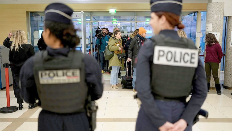 Viel Polizei ist beim Urteil im Einsatz (Foto aktuell). Foto: Lewis Joly/AP/dpa