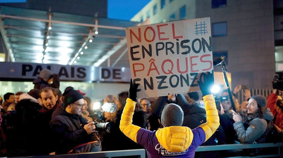 Vor dem Gericht waren schon am frühen Morgen viele Aktivistinnen (Foto aktuell). Foto: Lewis Joly/AP/dpa