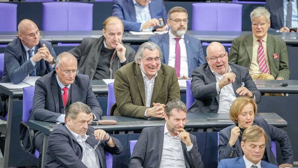 Redner der AfD und Amira Mohammed Ali vom Bündnis Sahra Wagenknecht (BSW) kritisierten das Gesetzesvorhaben von SPD, Union, Grünen und FDP zur Stärkung der Resilienz des Bundesverfassungsgerichts. Foto: Kay Nietfeld/dpa