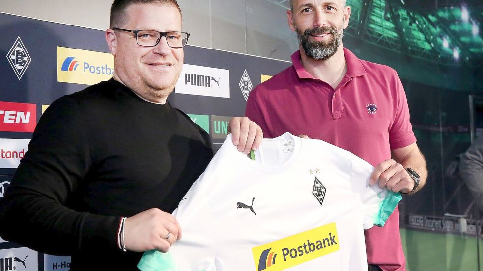 Max Eberl (l) und Marco Rose kennen sich schon aus Gladbacher Zeiten gut. Foto: Roland Weihrauch/dpa