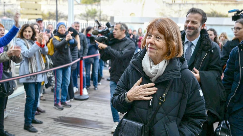 Gisèle Pelicot erhielt an den Verhandlungstagen viel Unterstützung durch Sympathisantinnen. (Archivbild) Foto: Christophe Simon/AFP/dpa