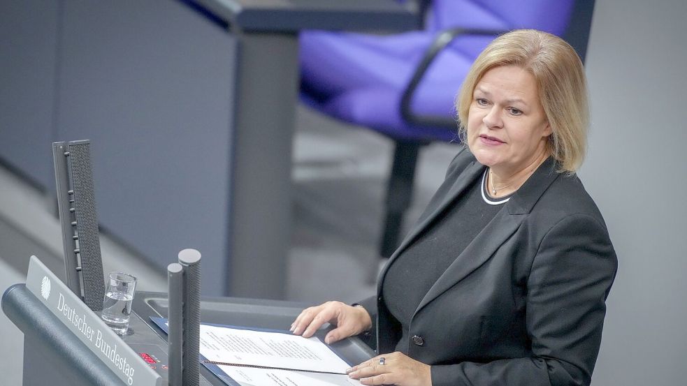 Bundesinnenministerin Nancy Faeser (SPD) verweist in ihrer Rede auf das Scheitern der Demokratie in der Weimarer Republik. Foto: Kay Nietfeld/dpa