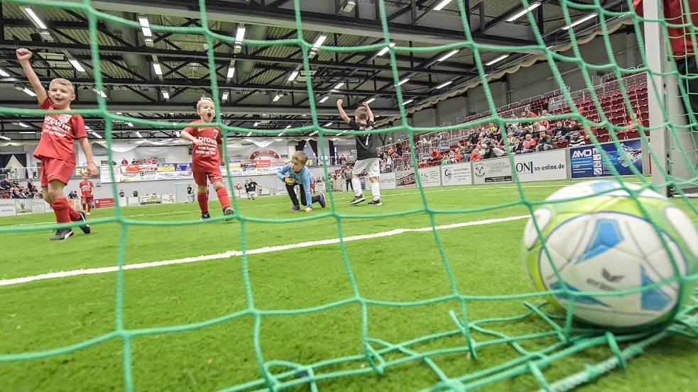 Fast schon traditionell eröffnen auch in diesem Jahr die G-Junioren am Sonntag den Aurich-Cup. Archivfoto: Ortgies