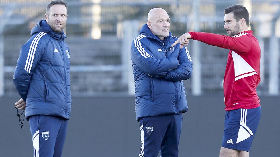 Am 17. Januar geht es für die Trainer Markus Unger, Stefan Emmerling und Kapitän Tido Steffens weiter. Foto: Doden/Emden