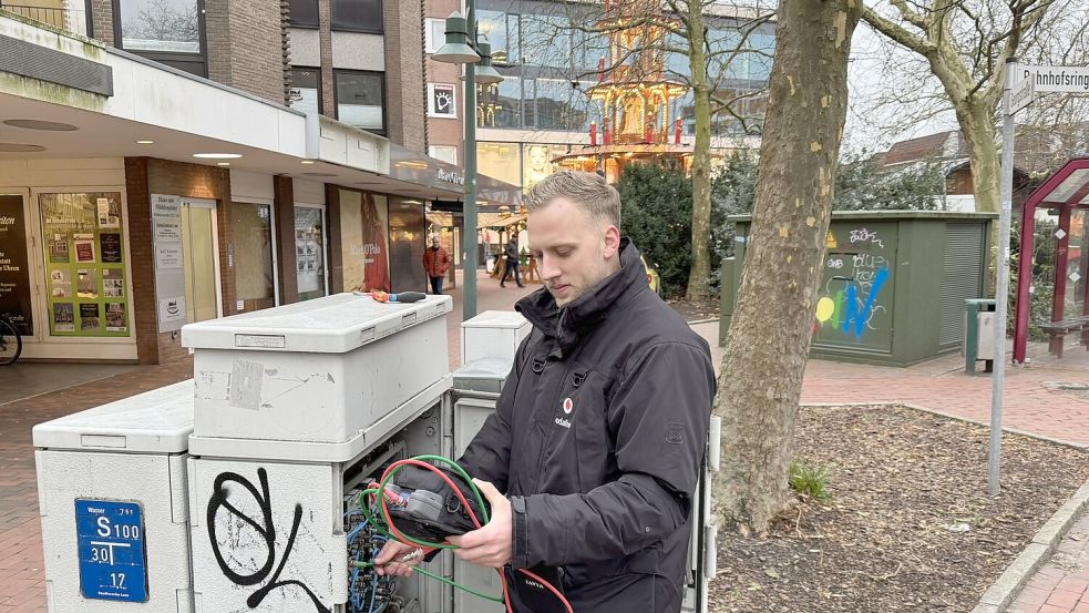 Während der Weihnachtsmarkt in Leer im Hintergrund läuft, muss sich Niklas Harms darum kümmern, dass die Technik funktioniert. Foto: Vodafone