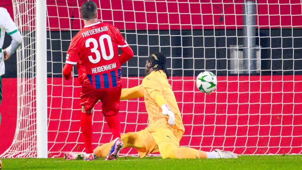 Norman Theuerkauf trifft zum 1:0 für Heidenheim. Foto: Tom Weller/dpa