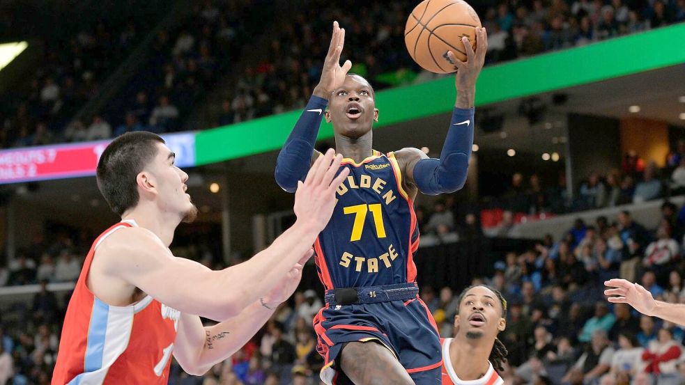 Dennis Schröder musste in seinem ersten Spiel für die Warriors eine deftige Pleite hinnehmen. Foto: Brandon Dill/AP/dpa