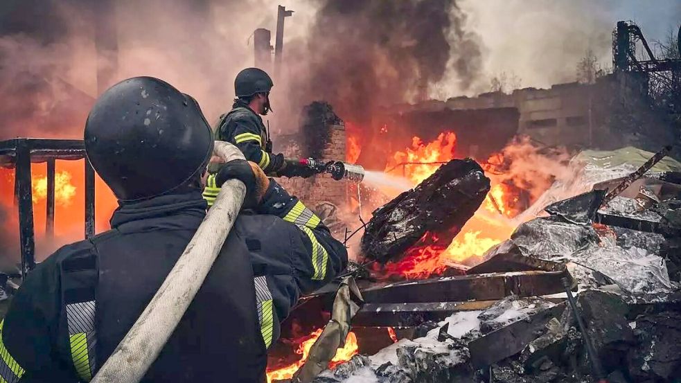 Die Hauptstadt Kiew ist schon mehrfach zum Ziel rusischer Raketenangriffe geworden. (Archivbild) Foto: -/Ukrainischer Zivilschutzdienst/dpa