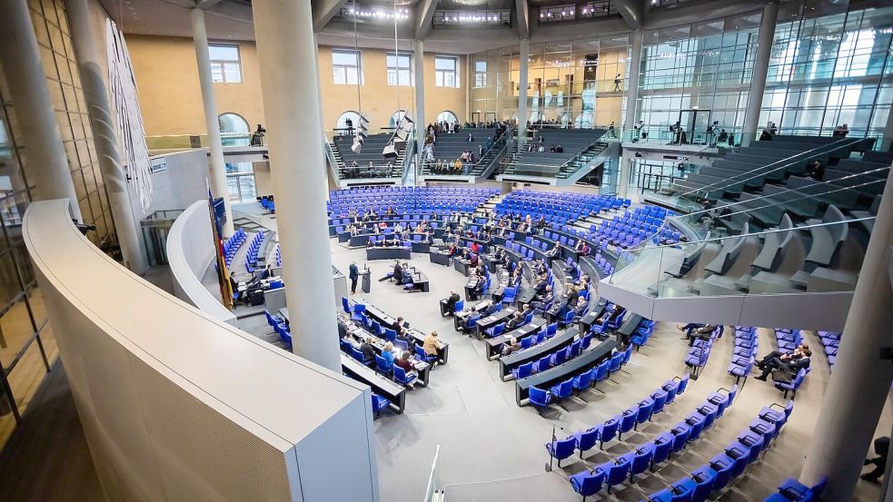 Nach dem Bundestag muss noch der Bundesrat der Finanzierung des Tickets für 2025 zustimmen. Foto: Christoph Soeder/dpa