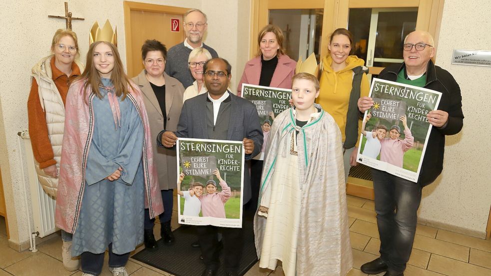 In der Pfarrgemeinde St. Jakobus Saterland bereiten die vier Ortsteile die Sternsinger-Aktion vor (v.li.): Gunda Fortwengel, Antonia Slawinski-Nagel, Stefanie Hanekamp, Pfarrer Ludger Fischer, Doris Focken. Pfarrer Asir Rajendran, Daniela Willer, Jannis Slawinski-Nagel, Judtih Slawinski-Nagel und Georg Pugge. Foto: C: Passmann