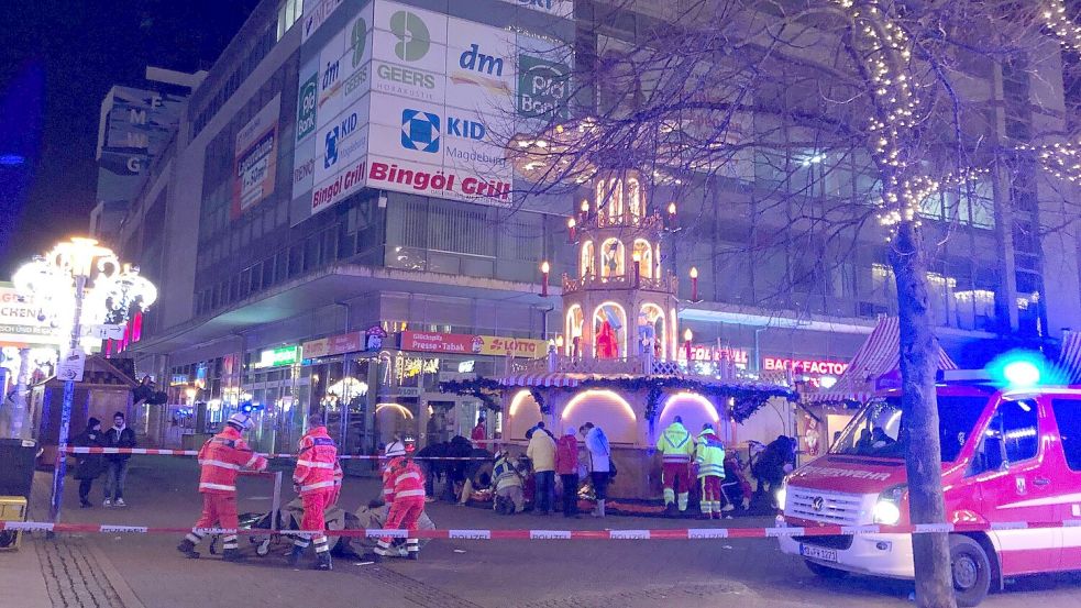 Einsatzkräfte von Rettungsdiensten und Feuerwehr sind im Einsatz auf dem Weihnachtsmarkt in Magdeburg. Foto: Dörthe Hein/dpa-Zentralbild/dpa