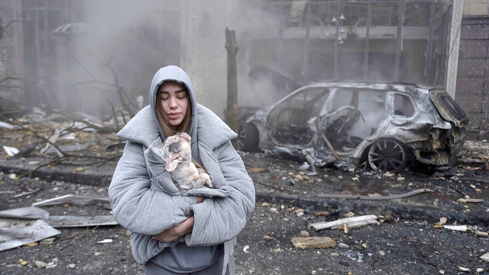 Ein russischer Raketenangriff hat in Kiew schwere Schäden angerichtet. Foto: Alex Babenko/AP/dpa