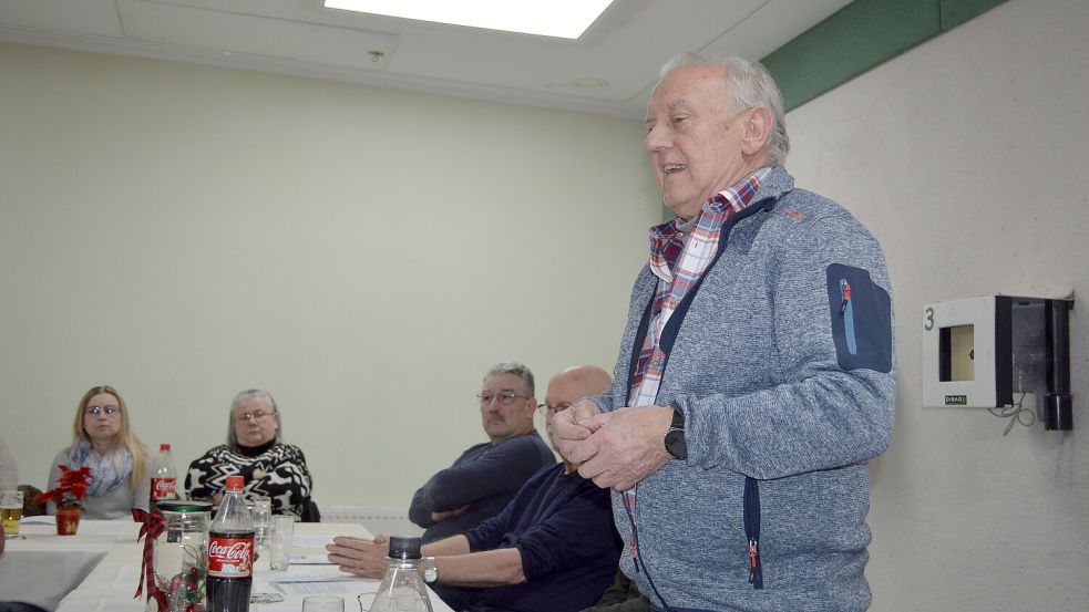 Ewald Groeneveld, Beisitzer im IGV, berichtete über die Anfänge des Weihnachtsmarktes in Völlenerfehn. Foto: Weers