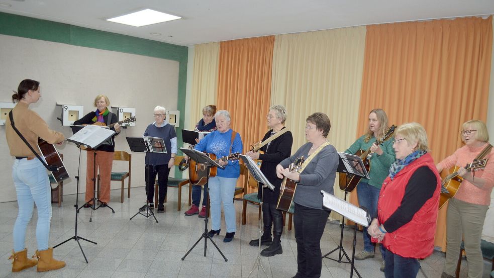 Der Gitarrenchor Saitenklang Völlenerfehn spielte im Rahmen der Veranstaltung einige Weihnachtslieder. Foto: Weers