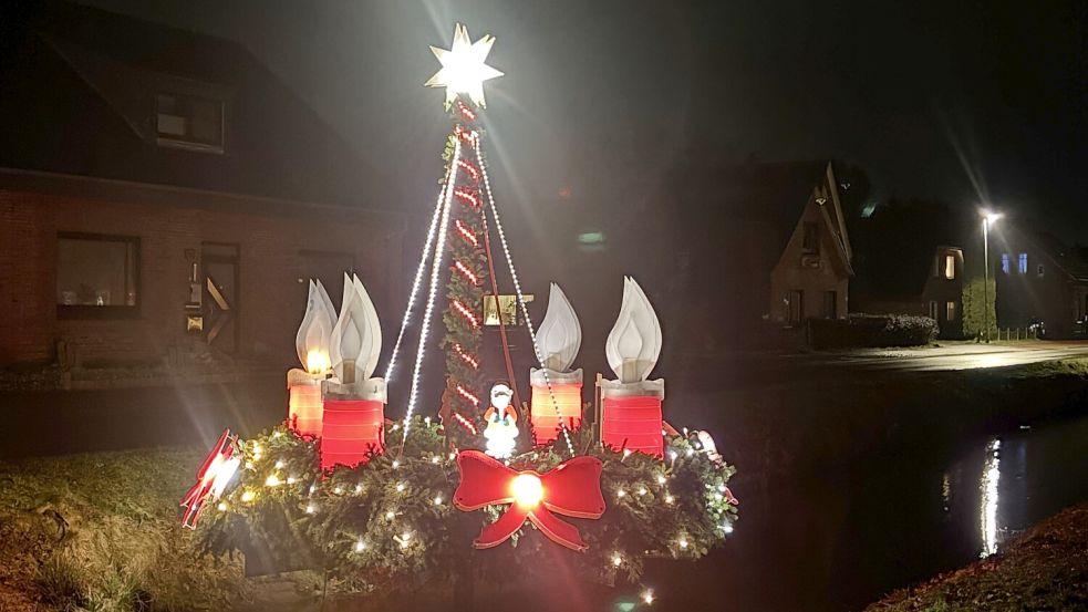 Dieser überdimensionale Adventskranz ist über dem Kanal an der 1. Südwieke aufgestellt worden. Foto: Ammermann