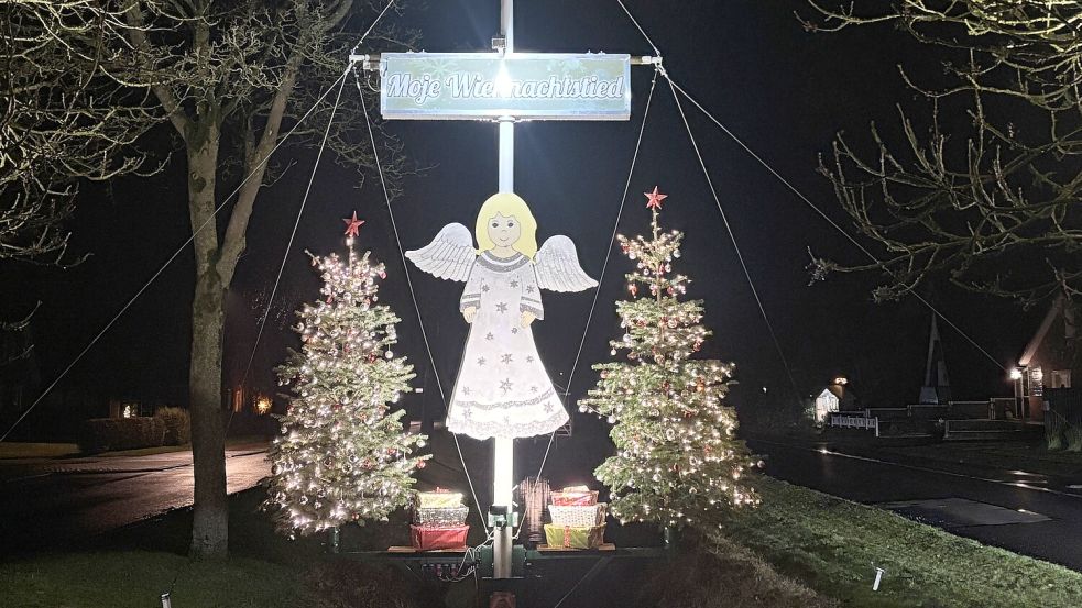 „Moje Wiehnachtstied“ wünschen Anwohner der 1. Südwieke in Rhauderfehn. Sie haben diese Deko mit Engel, zwei leuchtenden Weihnachtsbäumen und Geschenkpaketen über den Kanal aufgebaut. Foto: Ammermann