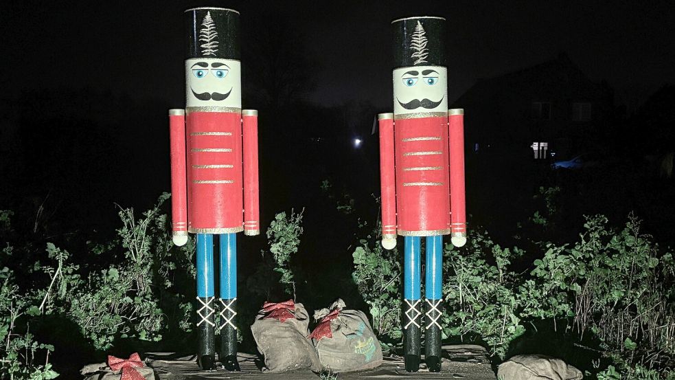 Diese beiden großen Nussknacker stehen an der Papenburger Straße in Rhauderfehn. Foto: Ammermann