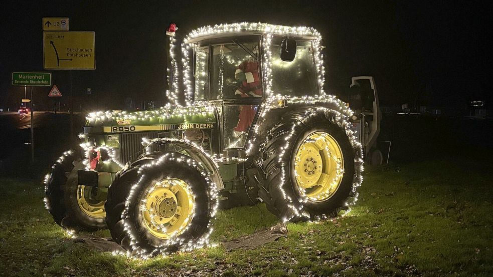 Dieser Trecker, mit Lichterketten geschmückt, steht in Marienheil bei der Firma Landtechnik Alting. Foto: Ammermann