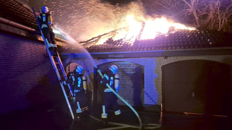 Die Feuerwehren waren schnell vor Ort und konnten ein Übergreifen der Flammen auf das Wohnhaus verhindern. Foto: Feuerwehr/Block