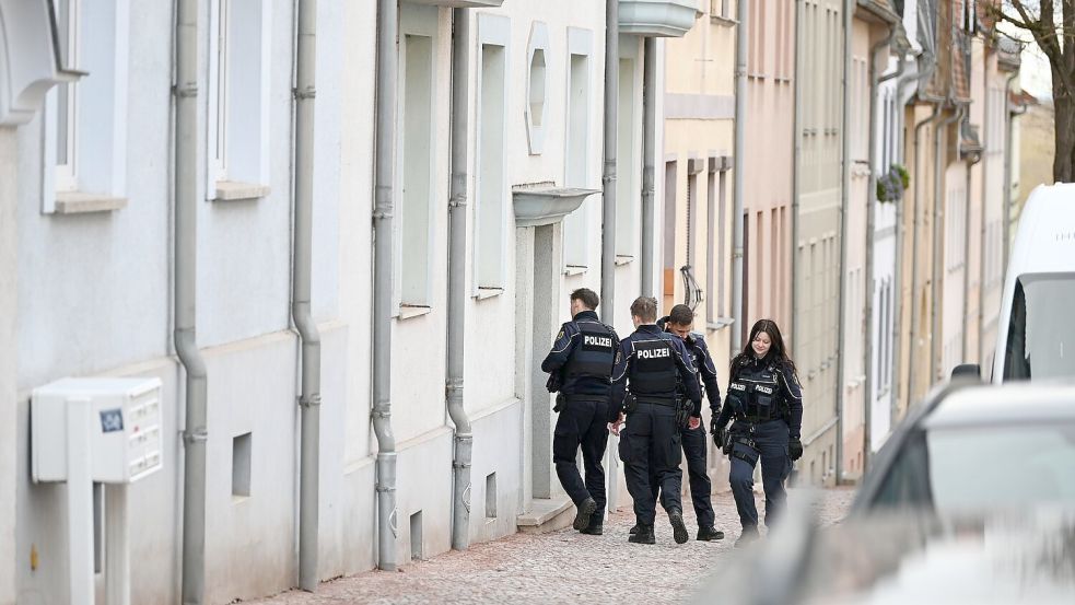 Polizisten durchsuchen ein Wohnhaus in Bernburg. Der mutmaßliche Todesfahrer vom Magdeburger Weihnachtsmarkt arbeitete in der Stadt in Sachsen-Anhalt als psychiatrischer Facharzt im Maßregelvollzug. Foto: Heiko Rebsch/dpa