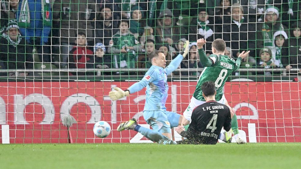 Mitchell Weiser (M) und Werder Bremen sind weiter auf Kurs. Foto: Carmen Jaspersen/dpa