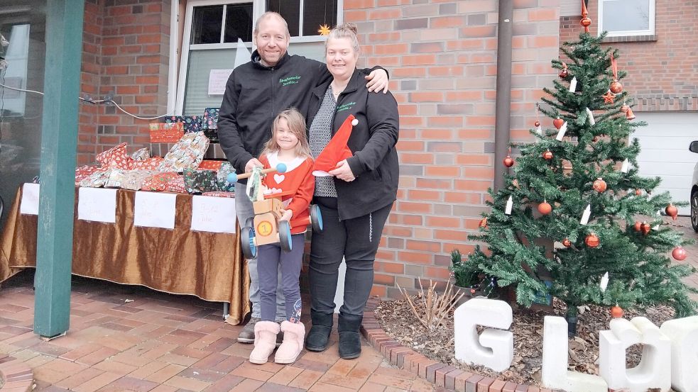 Thomas und Silke mit Tochter Liza Voskuhl-Hannebohm freuen sich, andere Familien mit tollen Geschenken zu Weihnachten glücklich zu machen.