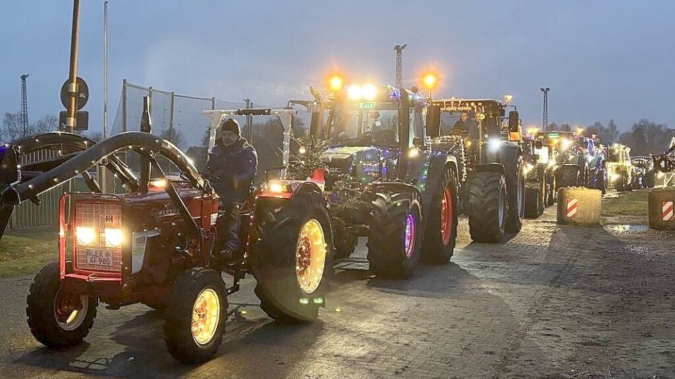 In Bockhorst ist der weihnachtliche Treckerkorso gestartet. Foto: Ammermann