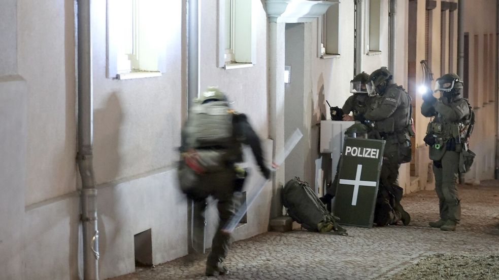 Am frühen Morgen durchsucht die Polizei in Zusammenhang mit der Attacke auf dem Weihnachtsmarkt ein Wohnhaus. Foto: Sebastian Willnow/dpa