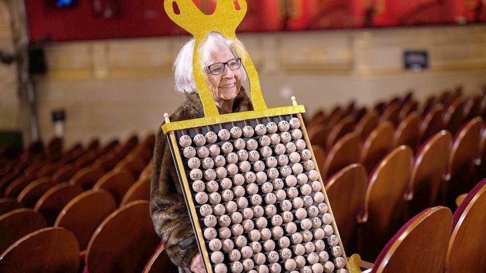 Rund 400 Zuschauer können die Ziehung der Glückszahlen im Madrider Teatro Real direkt miterleben. Foto: Bernat Armangue/AP/dpa