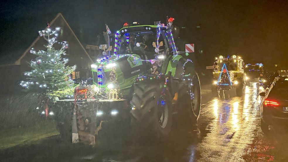 Nicht nur der Trecker war geschmückt, auch der Weihnachtsbaum, den der Fahrer an seinem Fahrzeug befestigt hat. Foto: Ammermann