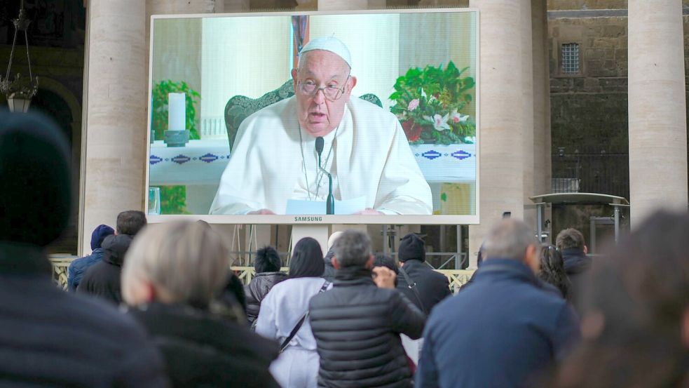 Papst Franziskus plagt seit einigen Tagen eine Erkältung. Foto: Andrew Medichini/AP/dpa