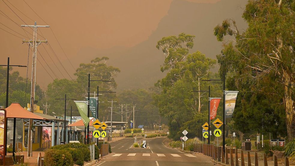 Feuerwehrleute kämpfen seit Tagen gegen Waldbrände im Südosten Australiens. Foto: James Ross/AAP/dpa