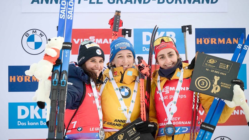 Franziska Preuß (M) und Vanessa Voigt (r) stehen für die Erfolge bei den deutschen Skijägerinnen. Foto: Olivier Chassignole/AFP/dpa