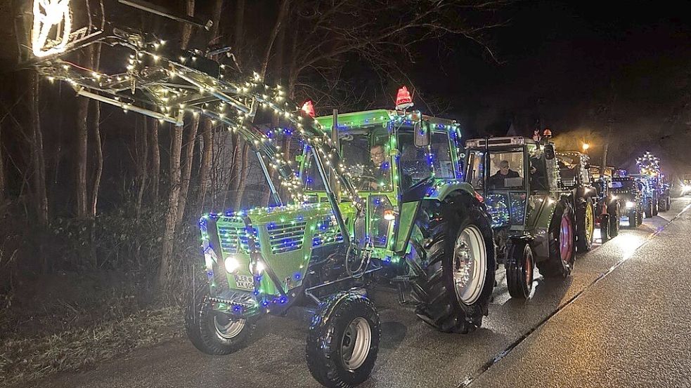 Der Konvoi mit mehr als 70 Trecker und Lastwagen, die an der Lichterfahrt durch Westoverledingen teilnehmen, ist gerade in Ihrhove gestartet. Foto: Ammermann