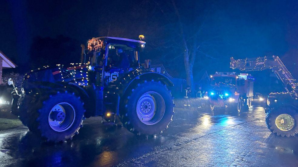 In Westoverledingen findet an diesem Sonntag eine Lichterfahrt durch die Gemeinde statt. Das Bild zeigt Teilnehmer des Treckerkorsos von Samstagabend in Bockhorst, Burlage und Klostermoor. Foto: Ammermann