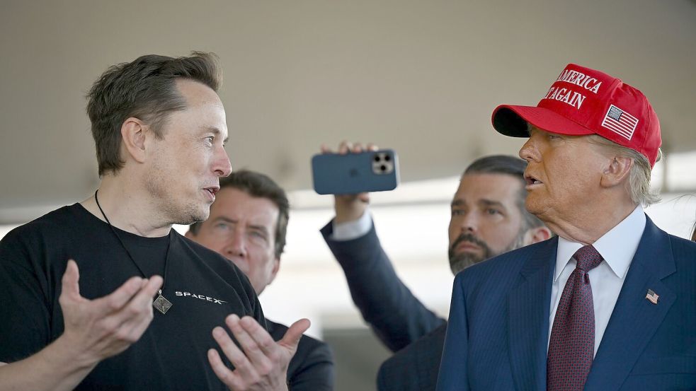 Ziemlich beste Freunde? Tech-Milliardär Elon Musk und der designierte US-Präsident Donald Trump. Foto: Brandon Bell/Getty Images North America Pool via AP/dpa